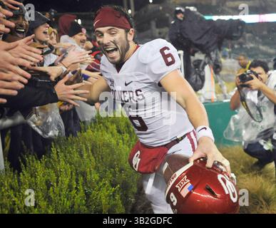 14. November 2015: Oklahoma Quarterback Baker Mayfield feiert mit Fans nach einem NCAA College Football Spiel zwischen den Oklahoma Sooners und Baylor Bears im McLane Stadium in Waco, Texas. Oklahoma gewann 44:34. Austin McAfee/CSM(Kreditbild: © Austin McAfee/CSM via ZUMA Wire) Stockfoto