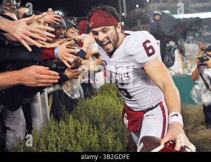 14. November 2015: Oklahoma Quarterback Baker Mayfield feiert mit Fans nach einem NCAA College Football Spiel zwischen den Oklahoma Sooners und Baylor Bears im McLane Stadium in Waco, Texas. Oklahoma gewann 44:34. Austin McAfee/CSM(Kreditbild: © Austin McAfee/CSM via ZUMA Wire) Stockfoto