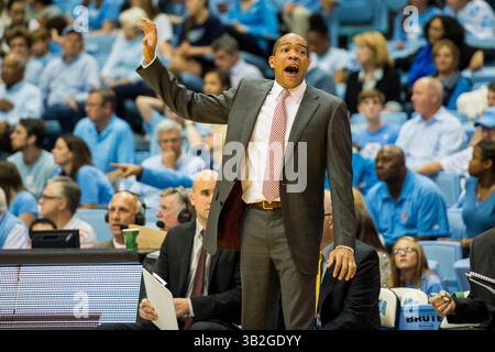 Fairfield Head Coach Sydney Johnson während des NCAA Basketballspiels zwischen den Fairfield Stags und den North Carolina Tar Heels im Dean E. Smith Center am 15. November 2015 in Chapel Hill, North Carolina. Jacob Kupferman/CSM(Bild: © Jacob Kupferman/CSM via ZUMA Wire) Stockfoto