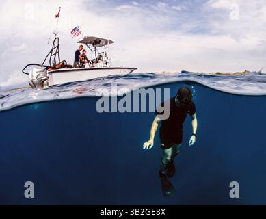 17. November 2015 - Guantanamo Bay, Kuba - Ein US-amerikanischer Militärtaucher schwimmt während des Trainings, während ein Hilfsboot über dem 17. November 2015 vor der Küste von Guantanamo Bay, Kuba, schwimmt. (Bild: © Mcs2 Sean Furey/Planet Pix via ZUMA Wire) Stockfoto