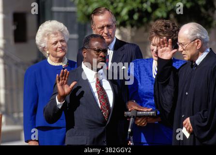 6. April 2014 - Washington, District of Columbia, Vereinigte Staaten von Amerika - Washington, DC..Credit: Mark Reinstein Washington DC. 9-10-1991. Clarence Thomas Nominee für Associate Justice des Obersten Gerichtshofs der Vereinigten Staaten überlegt ihm Fragen von Mitgliedern des Justizausschusses des Senats während seiner Bestätigungsverhandlung..Credit: Mark ReinsteinWashington, DC. 10-18-1991.Richter Clarence Thomas Nominee für Associate Justice des Obersten Gerichtshofs der Vereinigten Staaten wird von Richter Bryon White im Weißen Haus Rose Garden vereidigt, während seine Frau Virginia und Präsident H.W. Bush und Barbara Bush zuschauen. Stockfoto