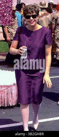 3. April 2015: Washington, District of Columbia, Vereinigte Staaten von Amerika - Washington, DC. 4.-6. 1991. Katherine Couric bei der Kirschblütenparade in washington DC. Katherine Anne ''Katie'' Couric January ist eine US-amerikanische Journalistin und Autorin. Sie ist derzeit Yahoo Global News Anchor. Couric war Fernsehmoderator bei allen großen drei Fernsehsendern in den Vereinigten Staaten. Sie arbeitete von 1989 bis 2006 für NBC News, von 2006 bis 2011 für CBS News und von 2011 bis 2014 für ABC News. Zusätzlich zu ihren Rollen im Fernsehen moderierte sie Katie, eine syndizierte Talkshow, die von Disney produziert wurde Stockfoto
