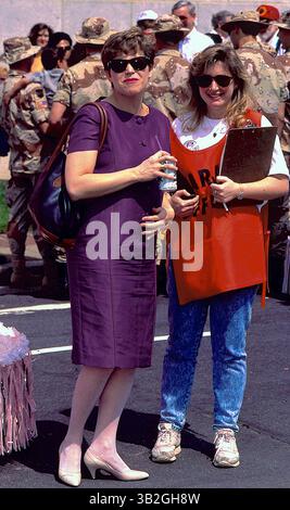 3. April 2015: Washington, District of Columbia, Vereinigte Staaten von Amerika - Washington, DC. 4.-6. 1991. Katherine Couric bei der Kirschblütenparade in washington DC. Katherine Anne ''Katie'' Couric January ist eine US-amerikanische Journalistin und Autorin. Sie ist derzeit Yahoo Global News Anchor. Couric war Fernsehmoderator bei allen großen drei Fernsehsendern in den Vereinigten Staaten. Sie arbeitete von 1989 bis 2006 für NBC News, von 2006 bis 2011 für CBS News und von 2011 bis 2014 für ABC News. Zusätzlich zu ihren Rollen im Fernsehen moderierte sie Katie, eine syndizierte Talkshow, die von Disney produziert wurde Stockfoto