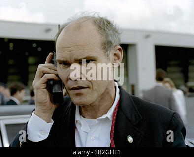 5. Mai 2015 - Richmond, Virginia, Vereinigte Staaten von Amerika - Richmond, Virginia 10-16-1992.James Carville nimmt vor dem Einstieg in das Kampagnenflugzeug einen Anruf mit Gouverneur William Clinton entgegen.Chester James Carville, Jr. ist ein amerikanischer politischer Kommentator und Medienpersönlichkeit, der eine prominente Persönlichkeit in der Demokratischen Partei ist.Credit: Mark Reinstein (Kreditbild: © Mark Reinstein via ZUMA Wire) Stockfoto