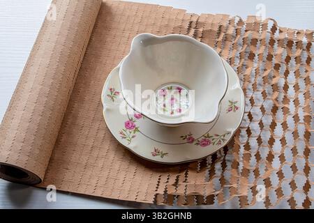 Verpackungspapier der Marke Scotch, „All Cushion No Plastic“, ist eine recycelbare Alternative zu Luftpolsterfolie, 2025, USA Stockfoto