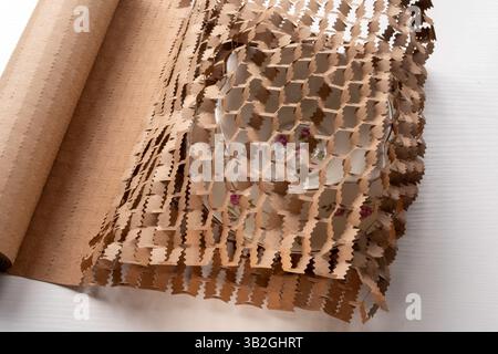 Verpackungspapier der Marke Scotch, „All Cushion No Plastic“, ist eine recycelbare Alternative zu Luftpolsterfolie, 2025, USA Stockfoto