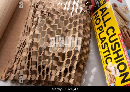 Verpackungspapier der Marke Scotch, „All Cushion No Plastic“, ist eine recycelbare Alternative zu Luftpolsterfolie, 2025, USA Stockfoto