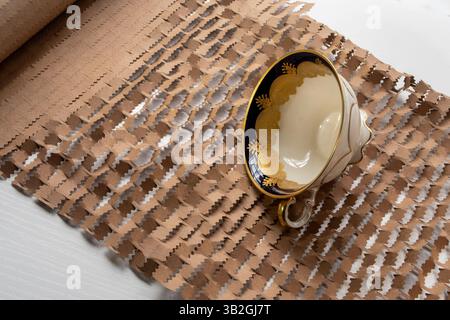 Verpackungspapier der Marke Scotch, „All Cushion No Plastic“, ist eine recycelbare Alternative zu Luftpolsterfolie, 2025, USA Stockfoto