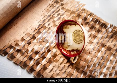 Verpackungspapier der Marke Scotch, „All Cushion No Plastic“, ist eine recycelbare Alternative zu Luftpolsterfolie, 2025, USA Stockfoto