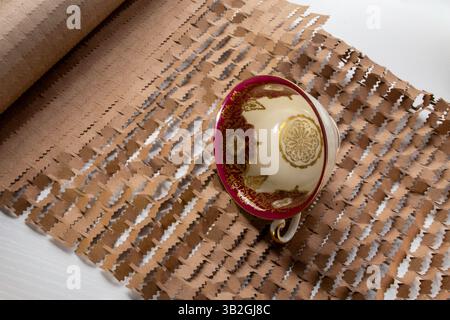 Verpackungspapier der Marke Scotch, „All Cushion No Plastic“, ist eine recycelbare Alternative zu Luftpolsterfolie, 2025, USA Stockfoto