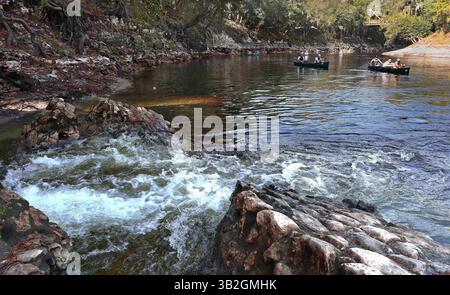 November 2015 - White Springs, Florida, USA - SCOTT KEELER | ZEITEN. Die Studenten der University of South Florida St. Petersburg von der Klasse „Leadership in the Great Outdoors“ passieren die historische Hauptquelle in Suwannee Springs am historischen Suwannee River, 11.04.15. Die Hauptquelle leitet Schwefelwasser hinter einer künstlichen Kalksteinmauer ab, die in den 1890er Jahren in der Nähe von Live Oak, FL, errichtet wurde. Die Studenten verbrachten drei Tage auf dem Fluss und reisten 40 km vom Stephen Foster Folk Culture Center State Park, White Springs, zum Suwannee River State Park, Live Oak. (Bild: © Scott Keeler/Tampa Stockfoto