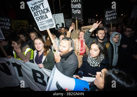 1. Dezember 2015 - Tausende Demonstranten versammeln sich auf dem Parlamentsplatz und marschieren im Londoner Zentrum, um die britische Regierung zu fordern, sich nicht an militärischen Interventionen und Luftangriffen in Syrien zu beteiligen, bevor das parlament am nächsten Tag für die Entscheidung stimmen wird. Viele Demonstranten blockieren später die Straße außerhalb des parlaments, es kam zu Konflikten, als die Polizei versucht, die Straße für den Verkehr freizumachen. Mehrere Demonstranten wurden verhaftet. Dezember 2015. (Kreditbild: © Geovien so via ZUMA Wire) Stockfoto