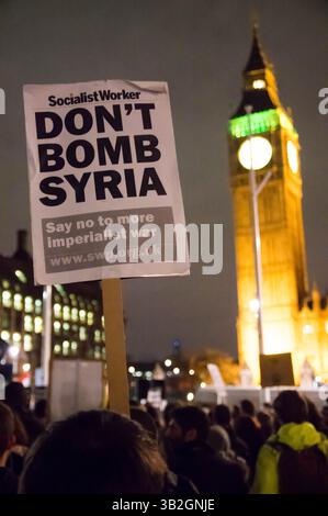1. Dezember 2015 - Tausende Demonstranten versammeln sich auf dem Parlamentsplatz und marschieren im Londoner Zentrum, um die britische Regierung zu fordern, sich nicht an militärischen Interventionen und Luftangriffen in Syrien zu beteiligen, bevor das parlament am nächsten Tag für die Entscheidung stimmen wird. Viele Demonstranten blockieren später die Straße außerhalb des parlaments, es kam zu Konflikten, als die Polizei versucht, die Straße für den Verkehr freizumachen. Mehrere Demonstranten wurden verhaftet. Dezember 2015. (Kreditbild: © Geovien so via ZUMA Wire) Stockfoto