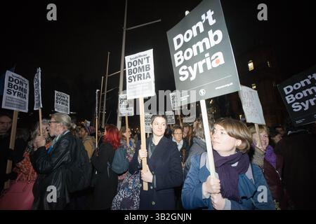 1. Dezember 2015 - Tausende Demonstranten versammeln sich auf dem Parlamentsplatz und marschieren im Londoner Zentrum, um die britische Regierung zu fordern, sich nicht an militärischen Interventionen und Luftangriffen in Syrien zu beteiligen, bevor das parlament am nächsten Tag für die Entscheidung stimmen wird. Viele Demonstranten blockieren später die Straße außerhalb des parlaments, es kam zu Konflikten, als die Polizei versucht, die Straße für den Verkehr freizumachen. Mehrere Demonstranten wurden verhaftet. Dezember 2015. (Kreditbild: © Geovien so via ZUMA Wire) Stockfoto
