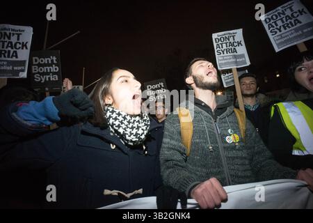 1. Dezember 2015 - Tausende Demonstranten versammeln sich auf dem Parlamentsplatz und marschieren im Londoner Zentrum, um die britische Regierung zu fordern, sich nicht an militärischen Interventionen und Luftangriffen in Syrien zu beteiligen, bevor das parlament am nächsten Tag für die Entscheidung stimmen wird. Viele Demonstranten blockieren später die Straße außerhalb des parlaments, es kam zu Konflikten, als die Polizei versucht, die Straße für den Verkehr freizumachen. Mehrere Demonstranten wurden verhaftet. Dezember 2015. (Kreditbild: © Geovien so via ZUMA Wire) Stockfoto