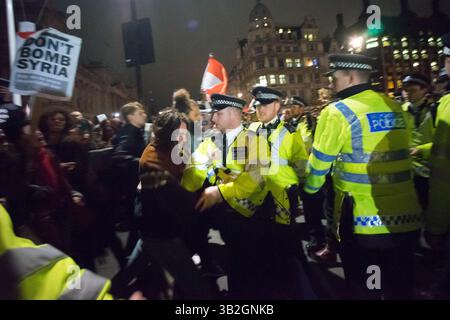 1. Dezember 2015 - Tausende Demonstranten versammeln sich auf dem Parlamentsplatz und marschieren im Londoner Zentrum, um die britische Regierung zu fordern, sich nicht an militärischen Interventionen und Luftangriffen in Syrien zu beteiligen, bevor das parlament am nächsten Tag für die Entscheidung stimmen wird. Viele Demonstranten blockieren später die Straße außerhalb des parlaments, es kam zu Konflikten, als die Polizei versucht, die Straße für den Verkehr freizumachen. Mehrere Demonstranten wurden verhaftet. Dezember 2015. (Kreditbild: © Geovien so via ZUMA Wire) Stockfoto