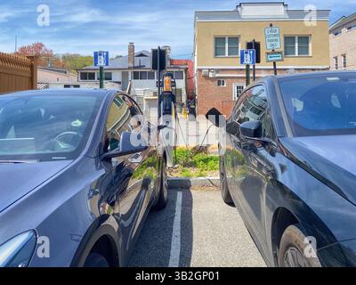 Elektroauto angeschlossen an ChargePoint EV-Ladestation im Vorort Chappaqua, Westchester County, New York, eine EV-freundliche Stadt, 23. April, 2025. Stockfoto
