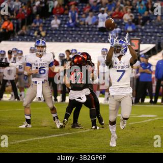 5. Dezember 2015: Die United States Air Force Academy WR #7 Garrett Brown erhält einen Pass von der United States Air Force Academy QB #16 Karson Roberts während des Mountain West Conference Championship NCAA Fußballspiels zwischen den San Diego State University Aztecs und den United States Air Force Academy Falcons im Qualcomm Stadium in San Diego, Kalifornien. Die SDSU Aztecs kollabierte die Falcons der United States Air Force in der Halbzeit von 10 bis 10. Justin Cooper/CSM(Bild: © Justin Cooper/CSM Via ZUMA Wire) Stockfoto