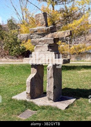 Inukshuk ist ein von Menschenhand geschaffenes Wahrzeichen aus Stein, das von den Inuit, Iñupiat, Kalaallit, Yupik und anderen Völkern der arktischen Region Nordamerikas genutzt wird. Stockfoto