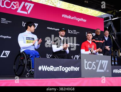 LONDON, VEREINIGTES KÖNIGREICH. April 25. Von links: Tomoki Suzuki (JPN, 2. Platz), Marcel (SUI, 1. Platz) und Jetze (NED, 3. Platz) bei der Siegerpräsentation beim TCS London Marathon 2025 in der Mall am Sonntag, 27. April 2025 in LONDON, GROSSBRITANNIEN. Quelle: Taka G Wu/Alamy Live News Stockfoto