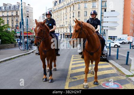 Pantin, Frankreich-27. April 2025: Berittene Polizeibeamte auf Pferdepatrouille im Zentrum von Pantin, Pariser Region. Stockfoto