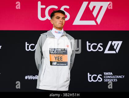 LONDON, VEREINIGTES KÖNIGREICH. April 25. Von links: Alex YES (GBR, 2. Platz) bei der Präsentation des Siegers des UK Athletics Marathon Champion während des TCS London Marathon 2025 in der Mall am Sonntag, den 27. April 2025 in LONDON, GROSSBRITANNIEN. Quelle: Taka G Wu/Alamy Live News Stockfoto