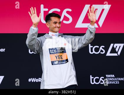 LONDON, VEREINIGTES KÖNIGREICH. April 25. Von links: Alex YES (GBR, 2. Platz) bei der Präsentation des Siegers des UK Athletics Marathon Champion während des TCS London Marathon 2025 in der Mall am Sonntag, den 27. April 2025 in LONDON, GROSSBRITANNIEN. Quelle: Taka G Wu/Alamy Live News Stockfoto