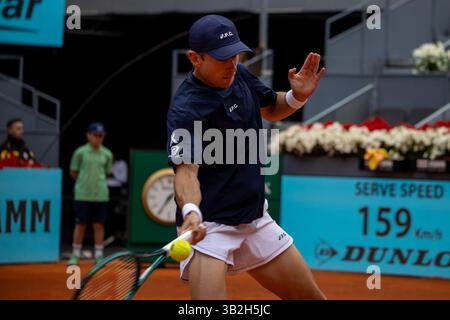 Madrid, Spanien. April 2025. Madrid, Spanien. April 2025. Der Australier Alex de Miñaur spielt gegen den Italiener Lorenzo Sonego (nicht sichtbar) während eines Spiels bei den Mutua Madrid Open 2025 in La Caja Mágica. Endergebnis: 6:2, 6-3 für Alex de Miñaur. Quelle: D. Canales Carvajal/Alamy Live News Stockfoto
