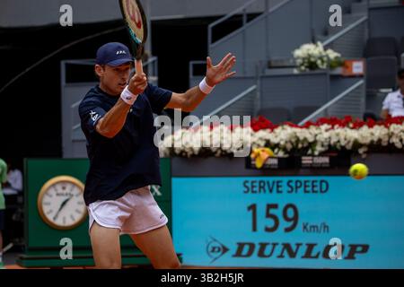 Madrid, Spanien. April 2025. Madrid, Spanien. April 2025. Der Australier Alex de Miñaur spielt gegen den Italiener Lorenzo Sonego (nicht sichtbar) während eines Spiels bei den Mutua Madrid Open 2025 in La Caja Mágica. Endergebnis: 6:2, 6-3 für Alex de Miñaur. Quelle: D. Canales Carvajal/Alamy Live News Stockfoto
