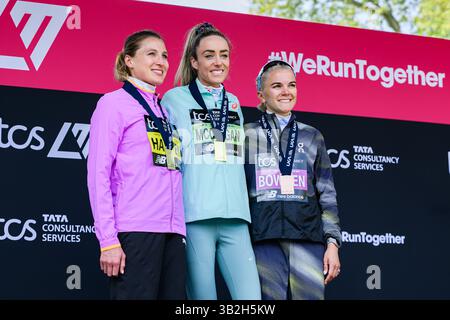 LONDON, VEREINIGTES KÖNIGREICH. April 25. Von links: Rose Harvey (GBR, 2. Platz), Eilish McColgan (GBR, Sieger) und Phily Bowden (GBR, 3. Platz) beim Vortrag des britischen Athletics Marathon Champion beim TCS London Marathon 2025 in der Mall am Sonntag, 27. April 2025 in LONDON, GROSSBRITANNIEN. Quelle: Taka G Wu/Alamy Live News Stockfoto
