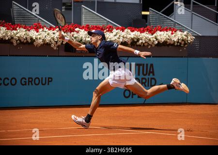 Madrid, Spanien. April 2025. Madrid, Spanien. April 2025. Der Australier Alex de Miñaur spielt gegen den Italiener Lorenzo Sonego (nicht sichtbar) während eines Spiels bei den Mutua Madrid Open 2025 in La Caja Mágica. Endergebnis: 6:2, 6-3 für Alex de Miñaur. Quelle: D. Canales Carvajal/Alamy Live News Stockfoto