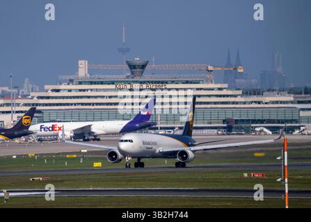 Cargoflugzeug, UPS, Boeing 767-34AF, beim Start, Luftfrachtzentrum, Flughafen Köln-Bonn, CGN, NRW, Deutschland , Terminalgebäude, Kölner Dom, Flughafen CGN *** Cargo Aircraft, UPS, Boeing 767 34AF, On-take, Air Cargo Center, Flughafen Köln Bonn, CGN, NRW, Deutschland , Terminalgebäude, Kölner Dom, Flughafen CGN Stockfoto