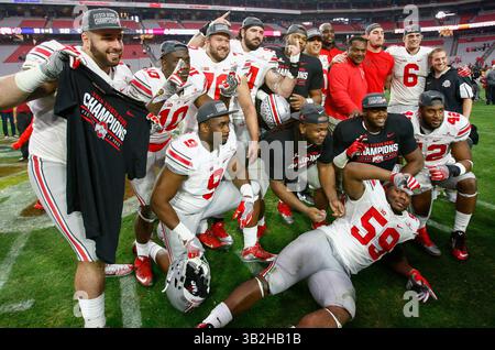 1. Januar 2016: Ohio State Players posieren für ein Gruppenfoto nach dem BattleFrog Fiesta Bowl NCAA-Fußballspiel zwischen den Notre Dame Fighting Irish und den Ohio State Buckeyes im University of Phoenix Stadium in Glendale, AZ. Ohio State besiegt Notre Dame mit 44:28. Justin Cooper/CSM(Bild: © Justin Cooper/CSM Via ZUMA Wire) Stockfoto