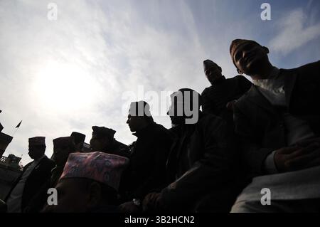 1. Januar 2016 - Kathmandu, NP, Nepal - Nepalesen tragen traditionelle nepalesische Dhaka-Topi während der Feier des nepalesischen nationalen nepalesischen traditionellen Topi Diwas ''Dhaka-Topi''-Tages am 1. Januar 2015 in Kathmandu, Nepal. Verbreitung des Slogan „Letâ retten unsere Kultur und Nationalitäten“ und „letâ verbreiten sie auf der ganzen Welt“ (Bild: © Narayan Maharjan Via ZUMA Wire) Stockfoto