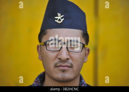 Januar 2016 - Kathmandu, NP, Nepal - AMIT TANDUKAR, 25 Jahre, posiert für das Foto, nachdem er das traditionelle nepalesische „Dhaka-Topi“ während der Feier des nepalesischen nationalen nepalesischen traditionellen Topi Diwas „Dhaka-Topi“-Tages am 1. Januar 2015 in Kathmandu, Nepal getragen hat. Verbreitung des Slogan „Letâ retten unsere Kultur und Nationalitäten“ und „letâ verbreiten sie auf der ganzen Welt“ (Bild: © Narayan Maharjan Via ZUMA Wire) Stockfoto