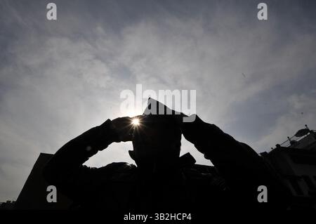 1. Januar 2016 - Kathmandu, NP, Nepal - nepalesische Jugendliche tragen traditionelle nepalesische Dhaka-Topi während der Feier des nepalesischen nationalen nepalesischen traditionellen Topi Diwas ''Dhaka-Topi''-Tages am 1. Januar 2015 in Kathmandu, Nepal. Verbreitung des Slogan „Letâ retten unsere Kultur und Nationalitäten“ und „letâ verbreiten sie auf der ganzen Welt“ (Bild: © Narayan Maharjan Via ZUMA Wire) Stockfoto