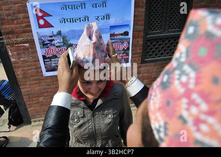 1. Januar 2016 - Kathmandu, NP, Nepal - SOIZIC HERAULT, 26 Jahre, aus Frankreich, trägt traditionelle nepalesische Dhaka-Topi während der Feier des nepalesischen nationalen nepalesischen traditionellen Topi Diwas ''Dhaka-Topi''-Tages in Kathmandu, Nepal am 1. Januar 2015. Verbreitung des Slogan „Letâ retten unsere Kultur und Nationalitäten“ und „letâ verbreiten sie auf der ganzen Welt“ (Bild: © Narayan Maharjan Via ZUMA Wire) Stockfoto