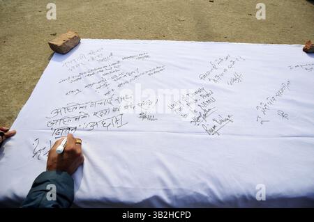 1. Januar 2016 - Kathmandu, NP, Nepal - Nepalesen unterzeichnen die Unterzeichnungskampagne während der Feier des nepalesischen Nationalnationalnepalesischen traditionellen Topi Diwas ''Dhaka-Topi''-Tages am 1. Januar 2015 in Kathmandu, Nepal. Verbreitung des Slogan „Letâ retten unsere Kultur und Nationalitäten“ und „letâ verbreiten sie auf der ganzen Welt“ (Bild: © Narayan Maharjan Via ZUMA Wire) Stockfoto