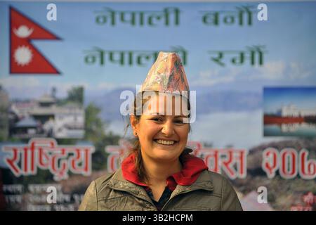 1. Januar 2016 - Kathmandu, NP, Nepal - SOIZIC HERAULT, 26 Jahre, aus Frankreich lächelt, nachdem er während der Feier des nepalesischen nationalen nepalesischen traditionellen Topi Diwas ''Dhaka-Topi'' Day in Kathmandu, Nepal, am 1. Januar 2015 getragen hat. Verbreitung des Slogan „Letâ retten unsere Kultur und Nationalitäten“ und „letâ verbreiten sie auf der ganzen Welt“ (Bild: © Narayan Maharjan Via ZUMA Wire) Stockfoto