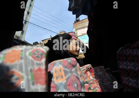 1. Januar 2016 - Kathmandu, NP, Nepal - BINAY MAHARJAN, 30 Jahre, besuchen Sie den traditionellen nepalesischen ''Dhaka-Topi'' für die Feier des nepalesischen nationalen nepalesischen traditionellen Topi Diwas ''Dhaka-Topi''-Tages in Kathmandu, Nepal am 1. Januar 2015. Verbreitung des Slogan „Letâ retten unsere Kultur und Nationalitäten“ und „letâ verbreiten sie auf der ganzen Welt“ (Bild: © Narayan Maharjan Via ZUMA Wire) Stockfoto