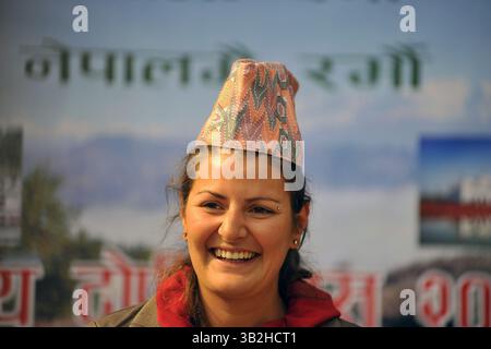 1. Januar 2016 - Kathmandu, NP, Nepal - SOIZIC HERAULT, 26 Jahre, aus Frankreich lächelt, nachdem er während der Feier des nepalesischen nationalen nepalesischen traditionellen Topi Diwas ''Dhaka-Topi'' Day in Kathmandu, Nepal, am 1. Januar 2015 getragen hat. Verbreitung des Slogan „Letâ retten unsere Kultur und Nationalitäten“ und „letâ verbreiten sie auf der ganzen Welt“ (Bild: © Narayan Maharjan Via ZUMA Wire) Stockfoto