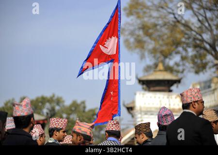 1. Januar 2016 - Kathmandu, NP, Nepal - Nepalesen tragen traditionelle nepalesische Dhaka-Topi während der Feier des nepalesischen nationalen nepalesischen traditionellen Topi Diwas ''Dhaka-Topi''-Tages am 1. Januar 2015 in Kathmandu, Nepal. Verbreitung des Slogan „Letâ retten unsere Kultur und Nationalitäten“ und „letâ verbreiten sie auf der ganzen Welt“ (Bild: © Narayan Maharjan Via ZUMA Wire) Stockfoto