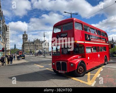 Red Bus Bistro Touren in einem klassischen roten Bus, Sightseeing und Nachmittagstee und Champagner, Princes Street, Edinburgh Schottland Stockfoto