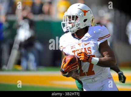 5. Dezember 2015: Der Texas-Empfänger Ryan Newsome (17) gibt einen Kickoff während der zweiten Hälfte eines NCAA College Football Spiels zwischen den Texas Longhorns und Baylor Bears im McLane Stadium in Waco, Texas. Texas gewann mit 23:17. Austin McAfee/CSM(Kreditbild: © Austin McAfee/CSM via ZUMA Wire) Stockfoto