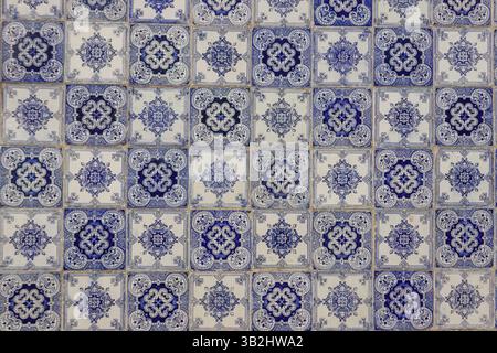 Hintergrund der traditionellen, verzierten portugiesischen Zierfliesen Azulejos Stockfoto