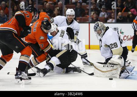 6. Dezember 2015: Ryan Kesler #17 versucht, den Puck an den Pittsburgh Penguins Verteidiger Rob Scuderi #4 und Pittsburgh Penguins Torwart Marc-Andre Fleury #29 im dritten Spielabschnitt zwischen den Pittsburg Penguins und Anaheim Ducks, Honda Center in Anaheim, CA. Fotograf: Peter Joneleit für Cal Sport Media(Credit Image: © Peter Joneleit/CSM) Stockfoto