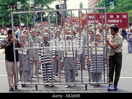 Juni 1984: Washington, District of Columbia, U.. S - Demographie durch die Moslem Iranian Students Society of the USA and Canada. Unterstützer der Volksbewegung Mojahedin im Iran gegen das Khomeini-Regime. (Kreditbild: © Mark Reinstein via ZUMA Wire) Stockfoto
