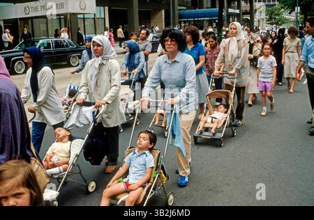 Juni 1984: Washington, District of Columbia, U.. S - Demographie durch die Moslem Iranian Students Society of the USA and Canada. Unterstützer der Volksbewegung Mojahedin im Iran gegen das Khomeini-Regime. (Kreditbild: © Mark Reinstein via ZUMA Wire) Stockfoto