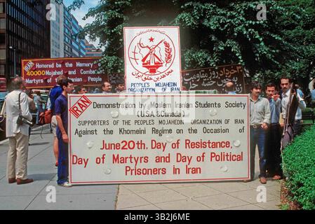 Juni 1984: Washington, District of Columbia, U.. S - Demographie durch die Moslem Iranian Students Society of the USA and Canada. Unterstützer der Volksbewegung Mojahedin im Iran gegen das Khomeini-Regime. (Kreditbild: © Mark Reinstein via ZUMA Wire) Stockfoto