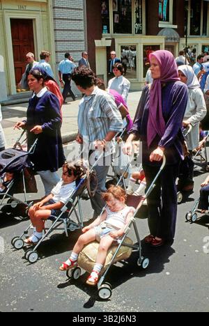 Juni 1984: Washington, District of Columbia, U.. S - Demographie durch die Moslem Iranian Students Society of the USA and Canada. Unterstützer der Volksbewegung Mojahedin im Iran gegen das Khomeini-Regime. (Kreditbild: © Mark Reinstein via ZUMA Wire) Stockfoto